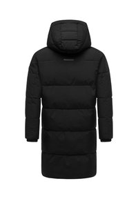 Zwarte pufferjack met een capuchon, voorzien van een gewatteerde structuur en lange mouwen. Eenvoudig ontwerp zonder zichtbare sluitingen of logo's.