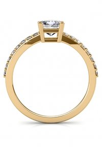 Goldring mit einem auffälligen Diamanten in der Mitte, der von einer Vierkantfassung gehalten wird, und kleineren Steinen entlang des Bandes.