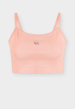 Μαλακό ροζ crop top με ριμπ ύφανση, λεπτές διπλές τιράντες και μικρό πολύχρωμο λογότυπο «CK» στο κέντρο του στήθους.