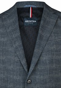 Grijze geruite blazer met een notch lapel, enkele knoopsluiting en een patroon met donkere voering met een logo-label. Gemaakt van textuurstof.