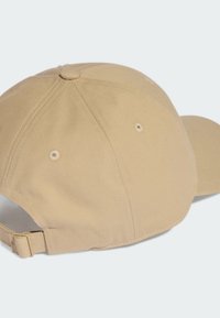 Khaki baseballová čepice s pevnou konstrukcí, měkkou látkou, zakřiveným kšiltem, nastavitelným páskem a větracími otvory poblíž horní části.