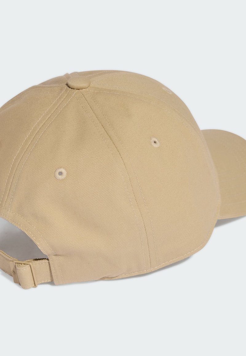 Khakifarbene Baseballkappe mit strukturiertem Design, weichem Stoff, gebogenem Schirm, verstellbarem Riemen und Belüftungslöchern nahe der Oberseite.