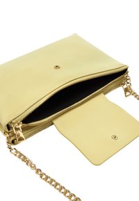 Żółta torebka kopertówka z sztucznej skóry z zamknięciem na zamek, złotymi elementami, wewnętrzną kieszonką i łańcuszkiem. Gładka tekstura, minimalistyczny design.