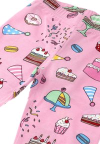 Różowe materiałowe spodnie piżamowe z kolorowymi wzorami ciast, pączków, czapek imprezowych i elementów dekoracyjnych. Miękka tekstura, elastyczny pasek w talii.