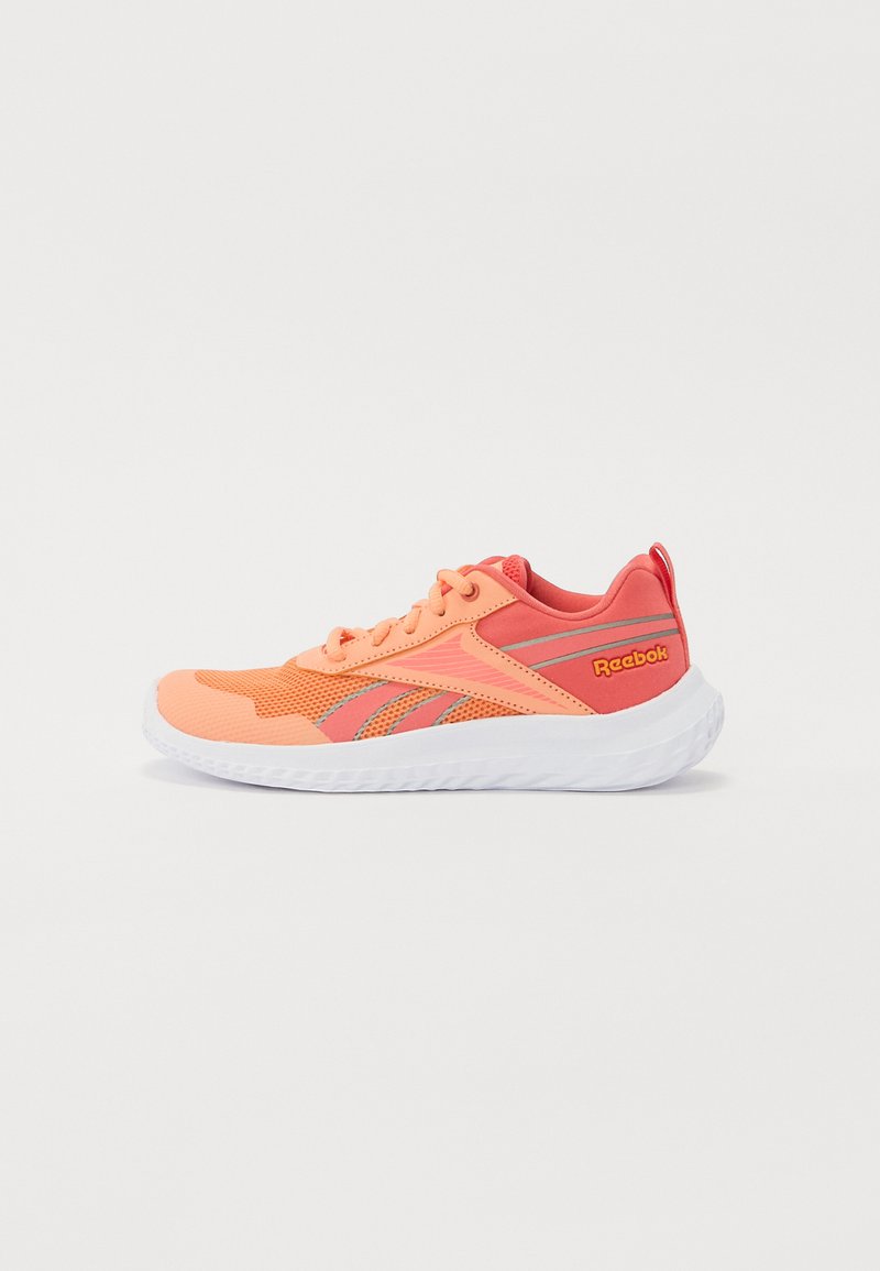 Scarpe da ginnastica Reebok in arancione e corallo, parte superiore in rete con accenti sintetici, suola bianca e dettagli metallici sul lato.