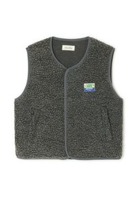 Šedý fleecový vest se strukturovaným povrchem, kulatým výstřihem, patkami na knoflíky a modro-zelenou nášivkou na levé části hrudi.