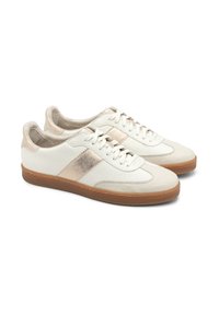 Białe skórzane sneakersy z teksturowanymi akcentami, jasną złotą paskiem i gumową podeszwą. Okrągły czubek i klasyczny sznurowany fason.