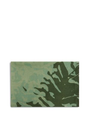 Tessuto piegato con motivo mimetico verde e verde scuro che ricorda fogliame e forme astratte.