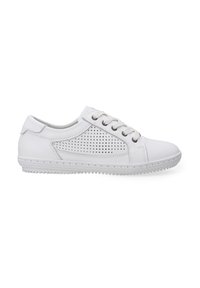 Białe skórzane sneakersy z perforowanym wzorem po boku, okrągłym noskiem, płaską gumową podeszwą i sznurowaniem na sześć oczek.