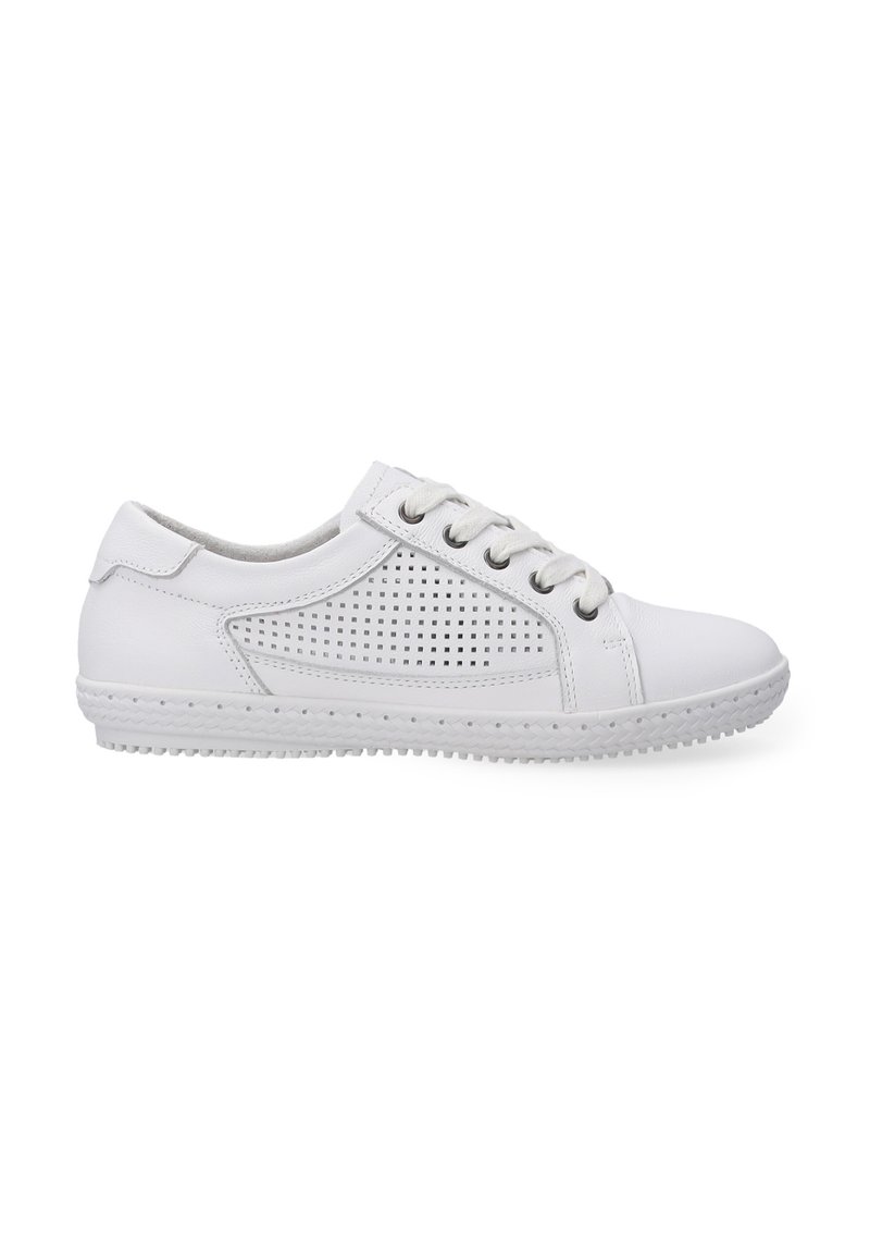 Białe skórzane sneakersy z perforowanym wzorem po boku, okrągłym noskiem, płaską gumową podeszwą i sznurowaniem na sześć oczek.