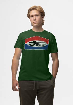 Grøn bomulds T-shirt med et slidtegnede, retro-inspireret grafik i rød, hvid og blå farver samt teksten "Racing USA."