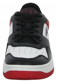 Sneaker bianco e nero con dettagli rossi, caratterizzato da una tomaia in pelle testurizzata, punta perforata e design tradizionale con lacci.