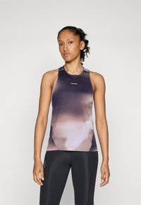 Ärmelloses Tanktop in einem Farbverlauf aus Lila und Beige. Hergestellt aus leichtem Stoff mit Rundhalsausschnitt und Logo-Detail auf der Brust.