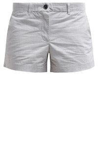 Shorts décontractés à rayures grises claires et blanches, avec bouton à l'avant et passants pour ceinture, fabriqués en tissu léger.