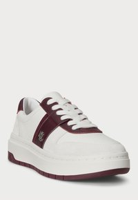 Baskets blanches en cuir texturé avec des accents bordeaux, bout arrondi, lacets blancs, épaisse semelle blanche et détail de logo sur le côté.