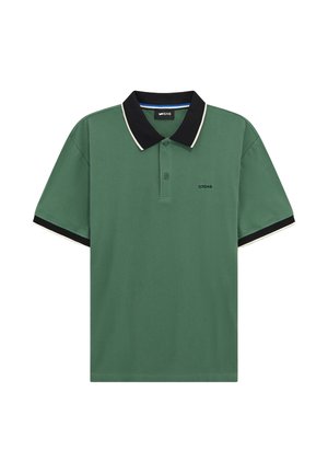 Polo verde a maniche corte con colletto e polsini neri, bordatura bianca, patta con due bottoni e piccolo logo "GAS" sul petto.