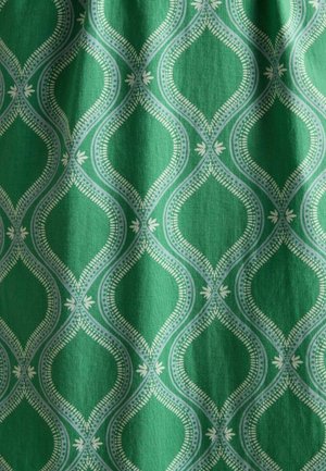 Zelená tkanina s opakujícím se vzorem podlouhlých diamantových tvarů ohraničených světle modrou barvou s bílými motivy, která vykazuje hladkou texturu.