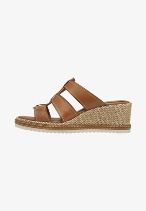 Sandale en cuir marron à talon compensé en jute tressé, avec trois larges brides et une semelle extérieure texturée.