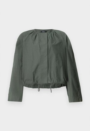 Kaki grønn cropped jakke med lange ermer, rynkedetaljer ved halsen, to frontlommer og justerbar snor nederst.