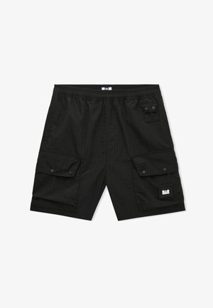 Svart cargo shorts for menn med elastisk linning, to store lommer med trykknapp på sidene, en liten lomme med trykknapper, og en rektangulær lapp.