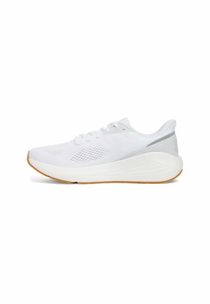 Witte sportieve sneaker met een bovenwerk van mesh, ronde neus en lichtgrijze accenten; beschikt over een dikke witte zool en een gumrubberen buitenzool.