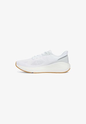 Zapatilla deportiva blanca con parte superior de malla, puntera redonda y acentos en gris claro; cuenta con una suela gruesa blanca y una suela exterior de goma.