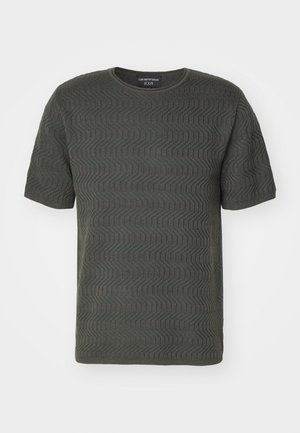 T-shirt verde scuro a maniche corte con un motivo zigzag testurizzato, scollatura rotonda e una forma leggermente aderente. Realizzato in un tessuto morbido e traspirante.