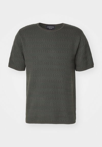 Mørkegrøn kortærmet t-shirt med et struktureret zigzag-mønster, rund halsudskæring og en let tætsiddende facon. Fremstillet af et blødt, åndbart stof.