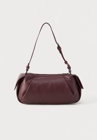 Sac à épaule en cuir bordeaux avec fermeture éclair, forme arrondie et accents pliés, équipé d'une seule sangle ajustable.