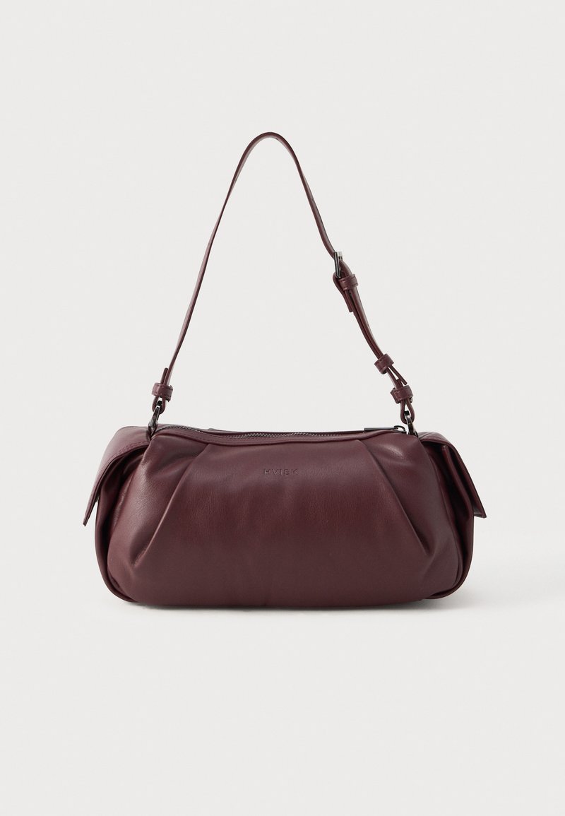 Sac à épaule en cuir bordeaux avec fermeture éclair, forme arrondie et accents pliés, équipé d'une seule sangle ajustable.