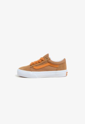 Sneaker bassa in suede marrone con accenti e lacci arancioni, suola in gomma bianca e cuciture tono su tono. Presenta un design con striscia laterale.