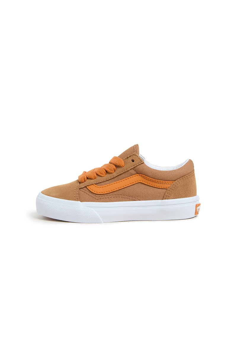 Baskets basses en suede marron avec des accents et des lacets orange, semelle en caoutchouc blanche et coutures tonales. Présente un design rayé sur le côté.