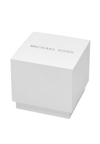 Biały prostokątny pudełko z teksturowaną powierzchnią i gładkimi krawędziami, z wytłoczonym logo "MICHAEL KORS" na górze w kolorze srebrnym.