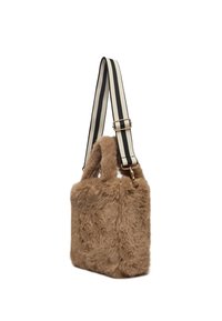 Borsa in pelliccia sintetica color marrone chiaro, di forma rettangolare. Presenta una tracolla a strisce bianche e nere e maniglie superiori per un facile trasporto.