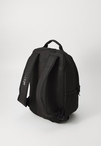 Schwarzer Rucksack mit strukturiertem Äußeren, verstellbaren gepolsterten Trägern, einem oberen Griff und einem Reißverschlussfach. Robustes Material mit Logodetail.