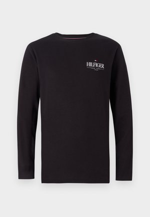 Langermet svart bomull t-skjorte med en liten hvit logo med røde og blå accenter på venstre brystområde. Enkel, rund hals-design.