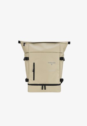 Zaino roll-top beige realizzato in materiale resistente con accessori neri, dotato di una tasca frontale con zip e spallacci laterali regolabili.