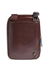 Bolso mensajero de cuero marrón con acabado liso, de forma horizontal, cierre superior con cremallera y detalles en cremallera azul. Cuenta con una correa ajustable.