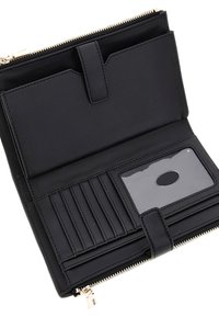 Portafoglio in pelle nera con più scomparti per carte, una finestra trasparente per l'ID e un compartimento con zip. Presenta una zip dorata e una finitura testurizzata.