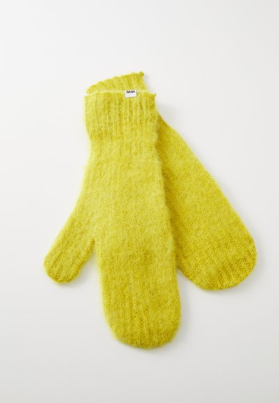 Κίτρινες πλέκτες γάντια φτιαγμένα από μαλακό, αφράτο υλικό. Διαθέτουν ribbed μανσέτες και χαλαρό, υφασμένο σχέδιο με μια ετικέτα σε ένα γάντι.
