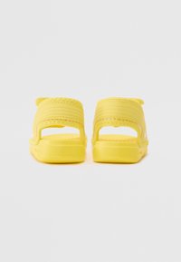 Lacoste SURUKIDS SUMMER PACK UNISEX - Strandpapucsok és -szandálok - yellow/white