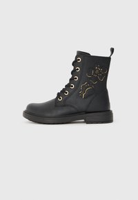 Schwarze Knöchelstiefel aus glattem Leder, mit goldenen Ösen, einem strukturierten floralen Design an der Seite und einer Profilsohle für besseren Halt.
