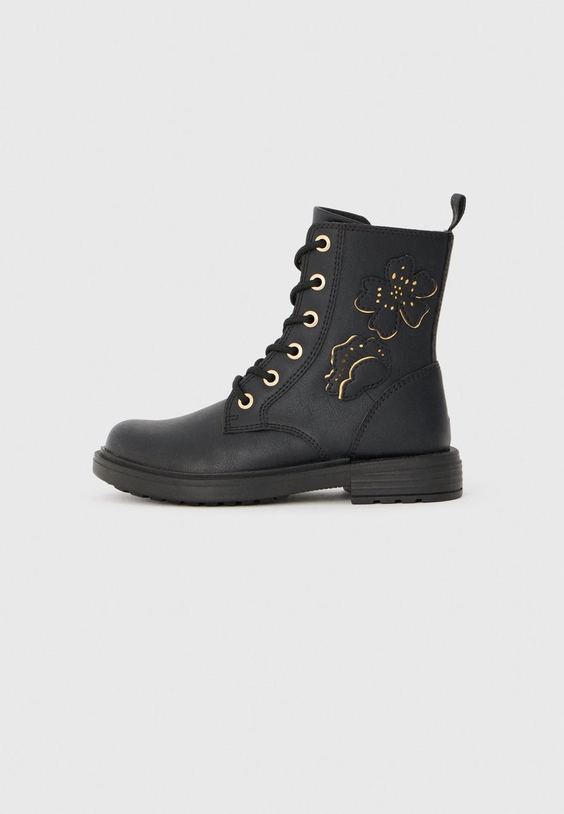 Schwarze Knöchelstiefel aus glattem Leder, mit goldenen Ösen, einem strukturierten floralen Design an der Seite und einer Profilsohle für besseren Halt.