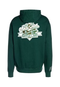Felpa verde scuro con logo "1989 World Series Battle of the Bay" che presenta un grafiche di un ponte sul retro e una scritta piccola sulla manica.