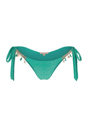 Turquoise bikini slip met glanzende textuur, zijstrikjes en decoratieve hardware met kralen en schelpenaccenten langs de tailleband.