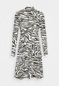 Langärmliges Kleid mit einem schwarz-weißen Zebra-Druck und blauen Textakzenten. Hergestellt aus einem glatten, dehnbaren Material. Design mit hohem Hals.