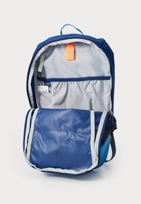 Zaino blu con interni grigi, dotato di una tasca frontale, chiusura con zip, linguetta arancione e tasche organizzative in rete.