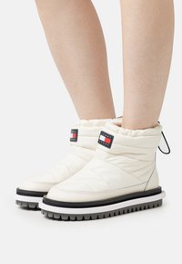 Tommy Jeans PADDED FLAT - Ziemas zābaki - rich cream