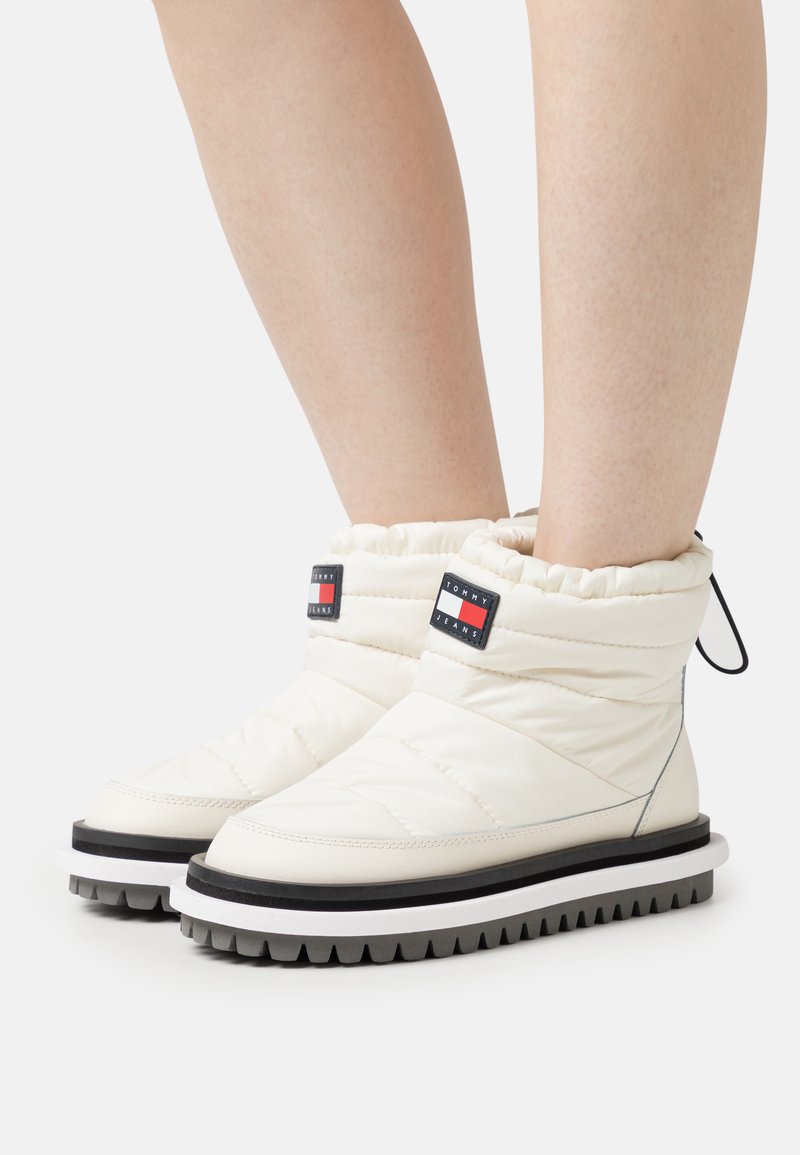 Tommy Jeans PADDED FLAT - Ziemas zābaki - rich cream