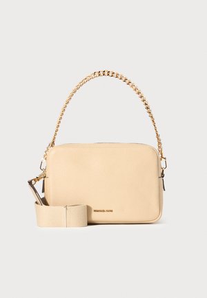 Beige rektangulær læderhåndtaske med guldkædehåndtag og aftagelig beige stofrem, Michael Kors-logo foran.
